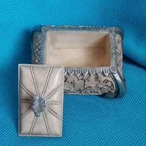 Vintage Old World Trinket Jewelry Box With Lid.